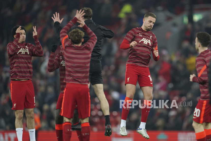 Pemain Liverpool Jordan Henderson, kedua dari kanan, melakukan pemanasan dengan rekan satu timnya sebelum dimulainya pertandingan sepak bola Piala FA Inggris antara Liverpool dan Norwich City di stadion Anfield di Liverpool, Inggris, Rabu, 2 Maret 2022.