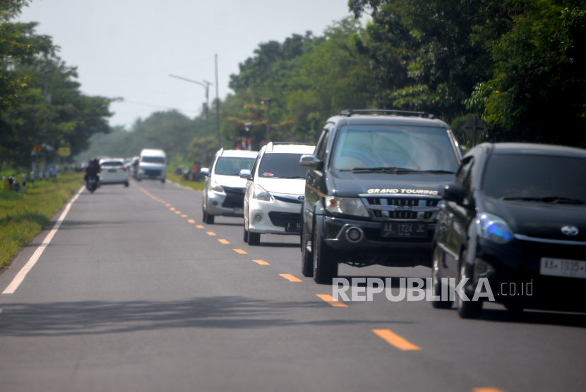 Kendaraan melintas di Jalur Lintas Pantai Selatan (Pansela) Jawa, Kebumen, Jawa Tengah.
