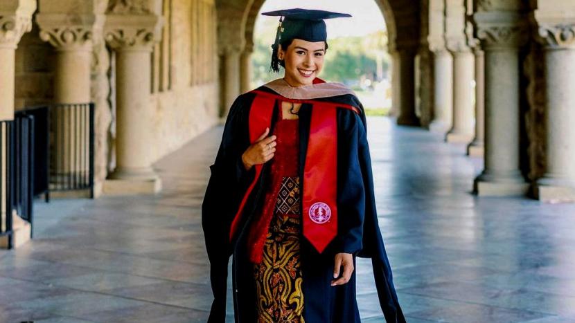 Maudy Ayunda lulus pendidikan magister di Stanford University