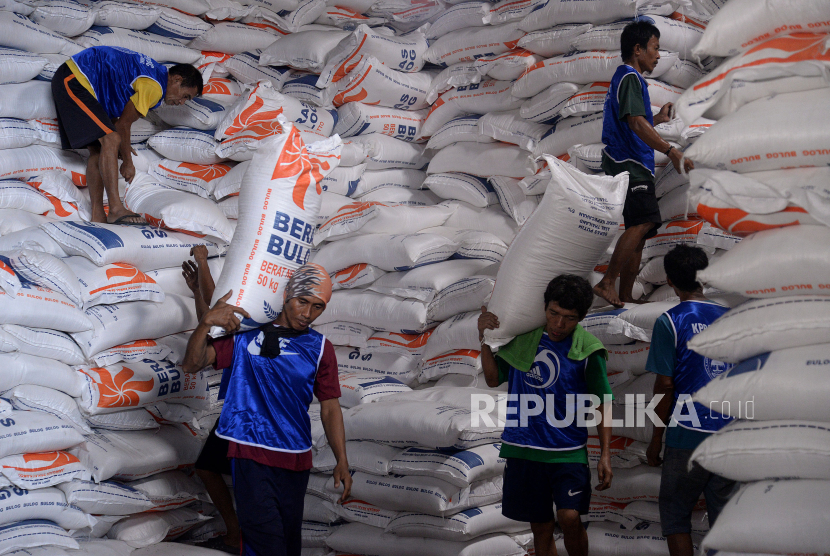 Pekerja mengangkat beras saat bongkar muat di Pasar Induk Beras Cipinang, Jakarta, Rabu (4/10/2023). 