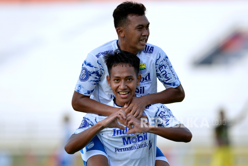 Pesepak bola Persib Bandung Beckham Putra Nugraha (bawah) berselebrasi bersama rekannya Abdul Aziz (atas) usai mencetak gol.