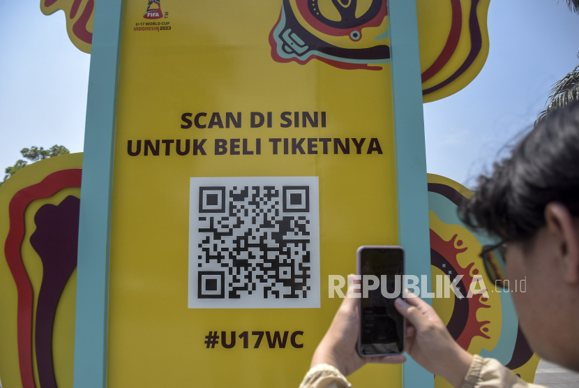 Warga memindai kode batang untuk membeli tiket Piala Dunia U-17 di Taman Gedung Sate, Kota Bandung, Jawa Barat, Kamis (2/11/2023). Ornamen tersebut dipasang dalam rangka memeriahkan perhelatan pertandingan sepak bola Piala Dunia U-17 (FIFA World Cup U-17) yang digelar di Indonesia pada 10 November hingga 2 September 2023. 