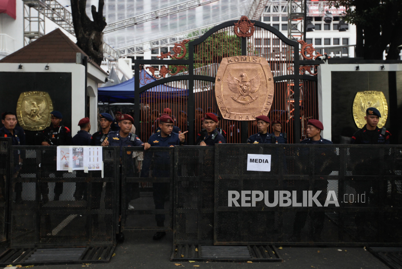 Petugas keamanan berjaga di depan Gedung KPU, Jakarta, Selasa (14/11/2023). KPU melakukan pengundian nomor urut tiga pasangan capres-cawapres yang akan mengikuti kontestasi Pilpres 2024.