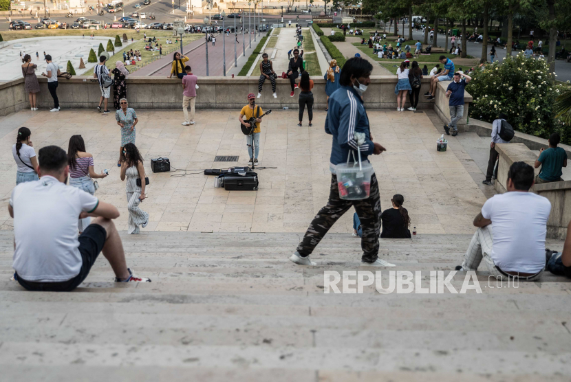 Seorang musisi memainkan musik di Trocadero Human Rights Plaza dekat Menara Eiffel di Paris, Prancis, 02 Juni 2020. Prancis telah memulai pencabutan pembatasan COVID-19 secara bertahap dalam upaya memulai kembali ekonominya dan membantu orang kembali ke harian mereka rutinitas