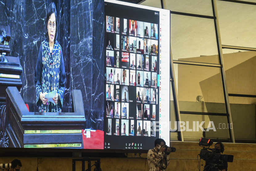 Menteri Keuangan Sri Mulyani membacakan pandangan pemerintah pada Rapat Paripurna masa persidangan III 2019-2020, di Komplek Parlemen, Jakarta, Selasa (12/5/2020). Dalam rapat paripurna tersebut beragendakan penyampaian Pemerintah terhadap Kerangka Ekonomi Makro dan Pokok-pokok Kebijakan Fiskal (KEM dan PPKF) RAPBN TA 2021 dan pengambilan keputusan Perppu Nomor 1 Tahun 2020 atau Perppu Corona menjadi UU