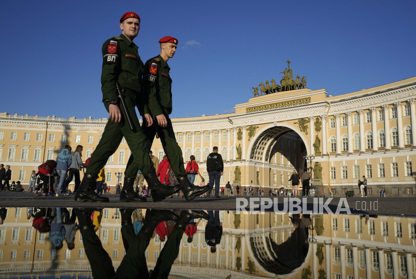 Tentara patroli militer berjalan di Lapangan Istana di St. Petersburg, Rusia. Kremlin mengatakan tidak ada pembahasan mobilisasi skala nasional untuk mendukung operasi militer di Ukraina. Ilustrasi.