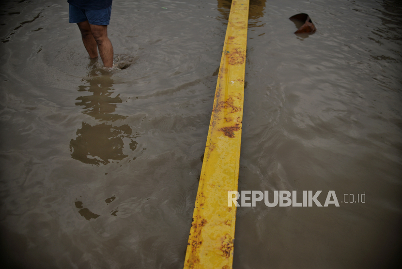 Ilustrasi Banjir rob di Jakarta. Kepala Badan Nasional Penanggulangan Bencana (BNPB) Letjen TNI Suharyanto menyampaikan DKI Jakarta merupakan salah satu provinsi yang memiliki risiko bencana cukup tinggi.