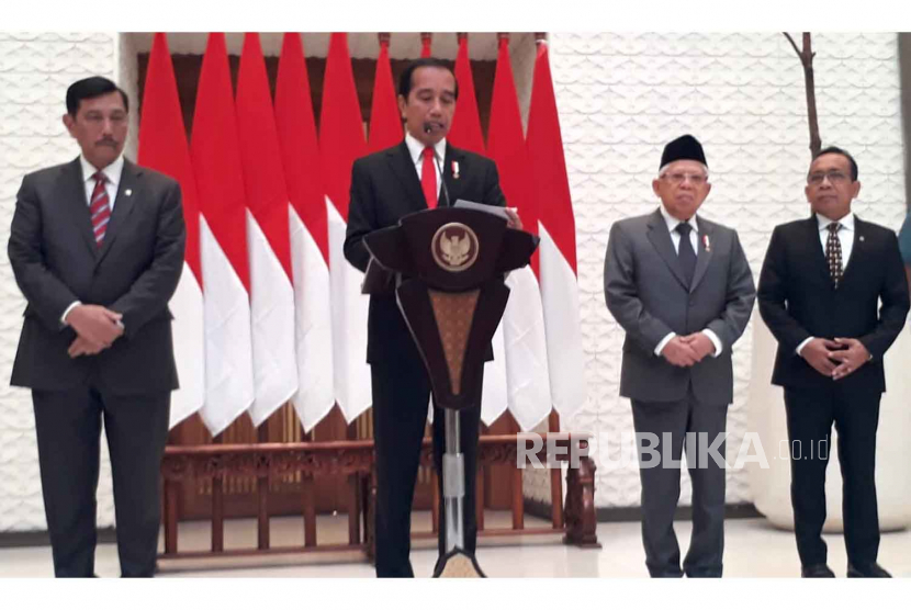 Presiden Joko Widodo (Jokowi) saat memberikan keterangan pers di Pangkalan TNI AU Halim Perdanakusuma, Senin (3/7/2023). Dalam kesempatan itu Jokowi juga merespons kekhawatiran SBY soal Pemilu 2024.
