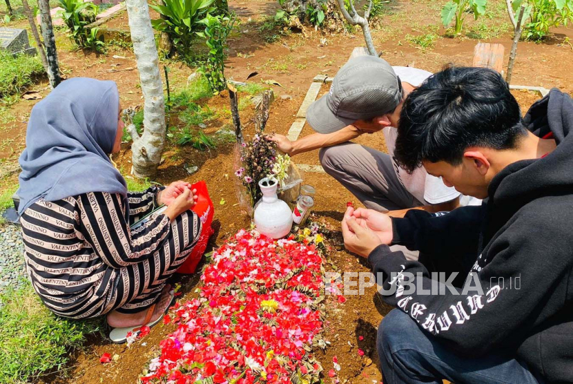 Keluarga korban pembunuhan di Bogor, Fitria Wulandari (22 tahun), berziarah ke makam Almarhumah pada Rabu (7/12/2023). 