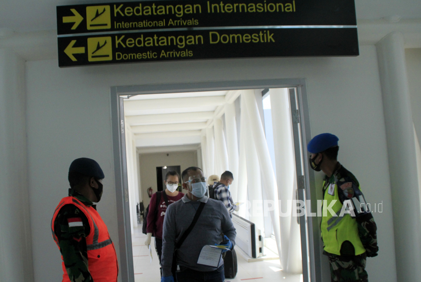 Penumpang tiba di bandara El Tari Kupang, Kota Kupang, NTT Jumat (22/01). Bandara El Tari Kupang, Nusa Tenggara Timur, kembali beroperasi setelah ditutup sementara hingga hari ini Senin (5/4) pukul 10.00 WITA.