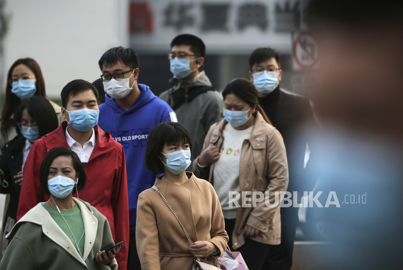  Orang-orang yang memakai masker wajah untuk membantu mengekang penyebaran virus corona. Ilustrasi
