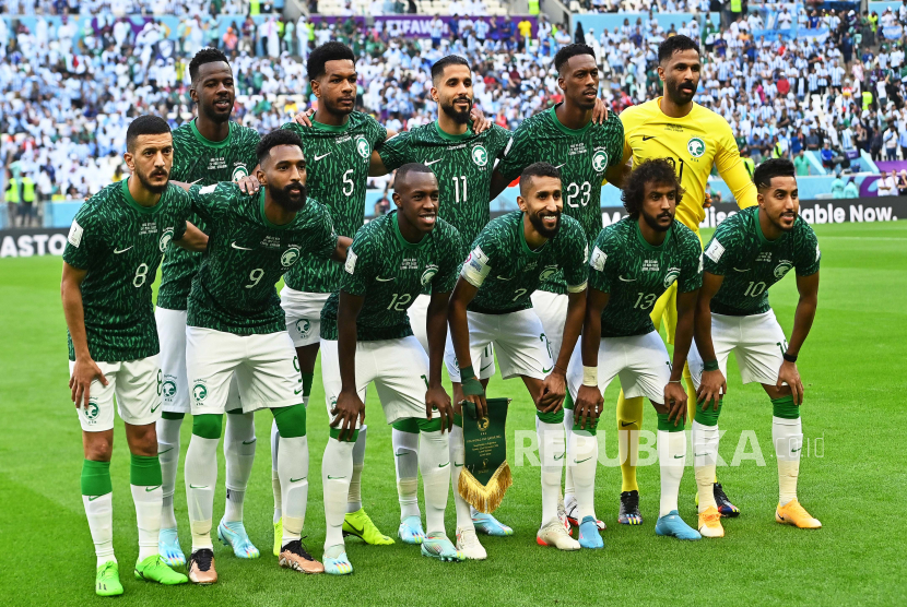 Pemain Arab Saudi berbaris untuk pertandingan sepak bola grup C Piala Dunia 2022 antara Argentina dan Arab Saudi di Stadion Lusail di Lusail, Qatar, 22 November 2022.