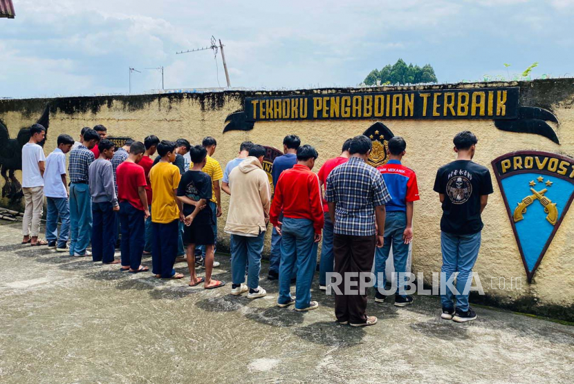 Sejumlah pelajar SMA yang diamankan Polsek Cibinong karena diduga hendak tawuran dan membawa senjata tajam di kawasan Kecamatan Cibinong, Kabupaten Bogor, Kamis (26/1/2023). 