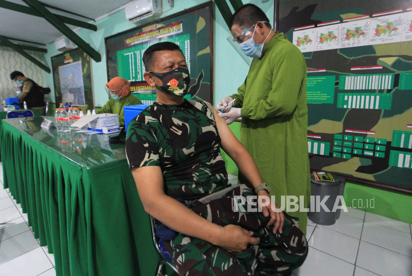 Vaksinator menyuntikan vaksin COVID-19 kepada seorang prajurit TNI Kodim 0616 Indramayu di Makodim Indramayu, Jawa Barat, Selasa (2/3/2021). (ilustrasi)