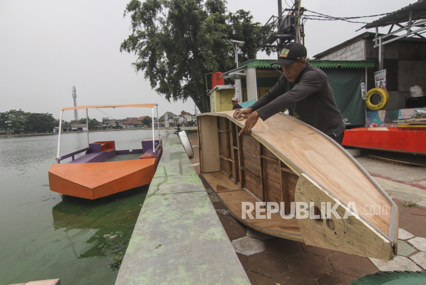 Warga menyelesaikan pembuatan perahu di Situ Rawa Besar, Depok, Jawa Barat. Warga Kampung Lio membuat perahu boat sebagai alat transportasi penyeberangan dan destinasi wisata Situ Rawa Besar. (ilustrasi)