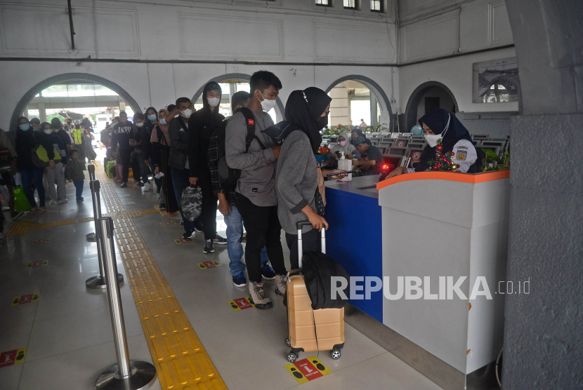 Sejumlah penumpang kereta api mengantri untuk dilakukan pengecekan tiket di Stasiun Senen, Jakarta (ilustrasi). PT Kereta Api Indonesia (KAI) menggelar Program KAI Access Online Travel Fair yang memberikan puluhan ribu tiket ke berbagai tujuan dengan potongan harga khusus.