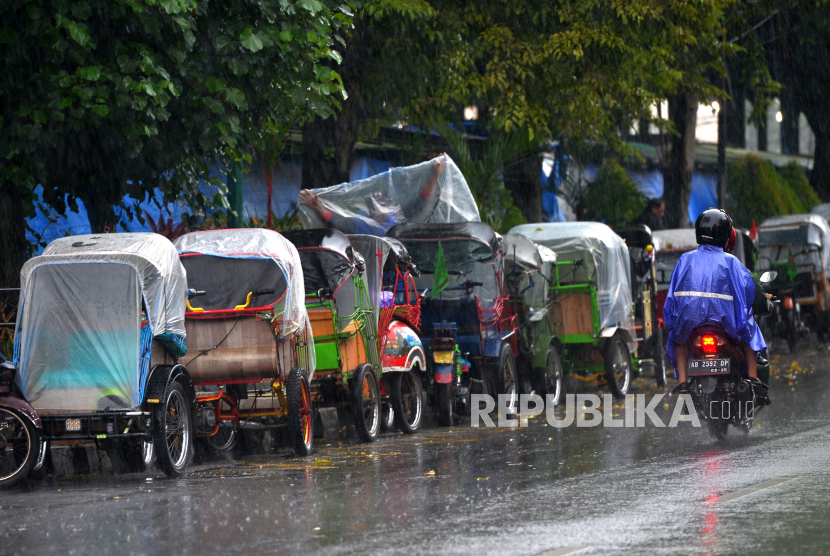 BMKG terbitkan peringatan dini cuaca ekstrem di Jawa Timur.