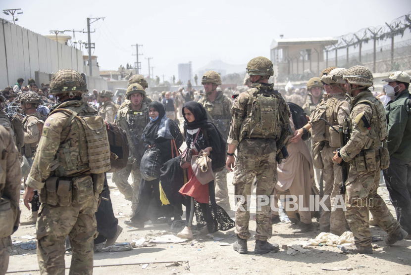Koalisi Amerika Berjanji Terus Perangi ISIS di Afghanistan. Dalam foto yang disediakan oleh Kementerian Pertahanan ini, anggota militer Inggris dan AS terlibat dalam evakuasi orang keluar dari Kabul, Afghanistan pada Jumat, 20 Agustus 2021.