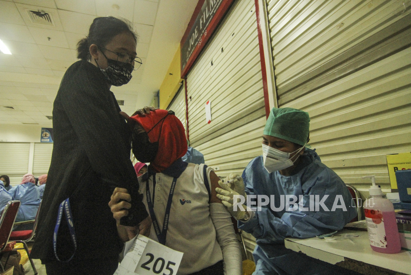 Petugas medis menyuntikkan vaksin COVID-19 kepada pegawai pusat perbelanjaan di Depok Town Square, Depok, Jawa Barat, beberapa waktu lalu. (foto ilustrasi)