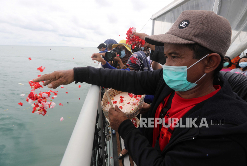 Kerabat Indonesia dari korban kecelakaan pesawat udara Sriwijaya SJ182 meletakkan bunga dari kapal Rumah Sakit TNI AL KRI Semarang di lokasi kecelakaan di Perairan Teluk Jakarta, Indonesia, 22 Januari 2021. 