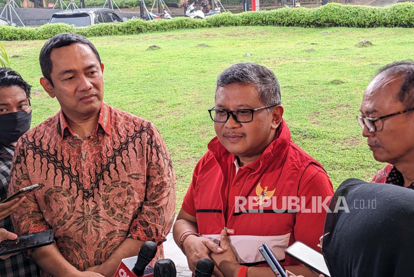 Sekretaris Jenderal Partai Demokrasi Indonesia Perjuangan (PDIP), Hasto Kristiyanto menanggapi batalnya Indonesia menjadi tuan rumah Piala Dunia U-20 di Kompleks Gelora Bung Karno (GBK), Jakarta, Kamis (30/3).