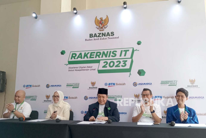 Konferensi pers kegiatan Baznas RI bertajuk Rapat Kerja Teknis (Rakernis) IT dan Zakathon 2023 Akselerasi Digital Zakat Solusi Kesejahteraan Umat, di Gedung Utama Asrama Haji, Jakarta, Selasa (29/8/2023). 