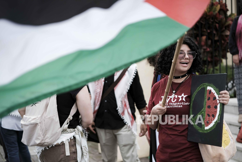 Seorang pengunjuk rasa pro-Palestina memegang bendera di depan Kementerian Luar Negeri di San Jose, Kosta Rika, Selasa (16/7/2024).