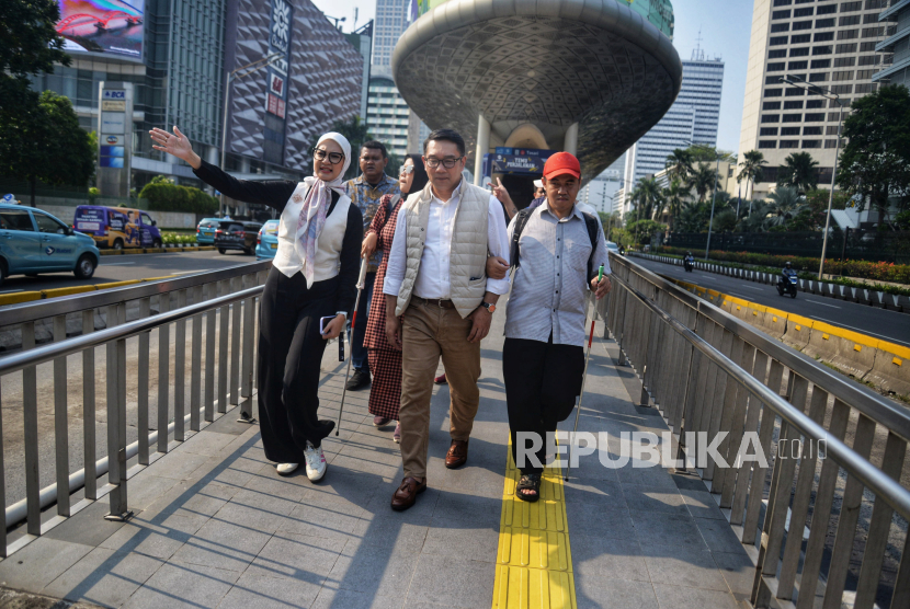 Cagub DKI Jakarta M Ridwan Kamil berjalan bersama dengan teman penyandang disabilitas bersama Teman Disabilitas di Kawasan Halte Transjakarta Tosari, Jakarta Pusat, Jumat (13/9/2024).