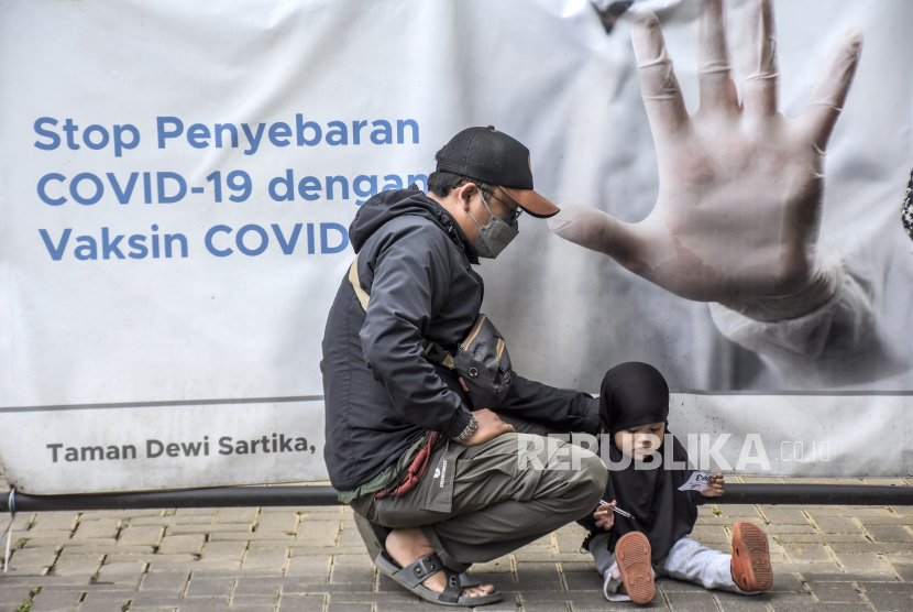 Warga menunggu giliran untuk menjalani vaksinasi Covid-19 di Taman Dewi Sartika, Jalan Wastukencana, Kota Bandung, Selasa (18/10/2022). Satuan Tugas Penanganan Covid-19 mencatat bahwa penerima vaksin Covid-19 dosis ketiga atau dosis penguat di Indonesia pada Senin (17/10/2022) mencapai 64.336.404 orang, sementara penerima vaksin Covid-19 dosis lengkap sebanyak 171.418.935. Republika/Abdan Syakura