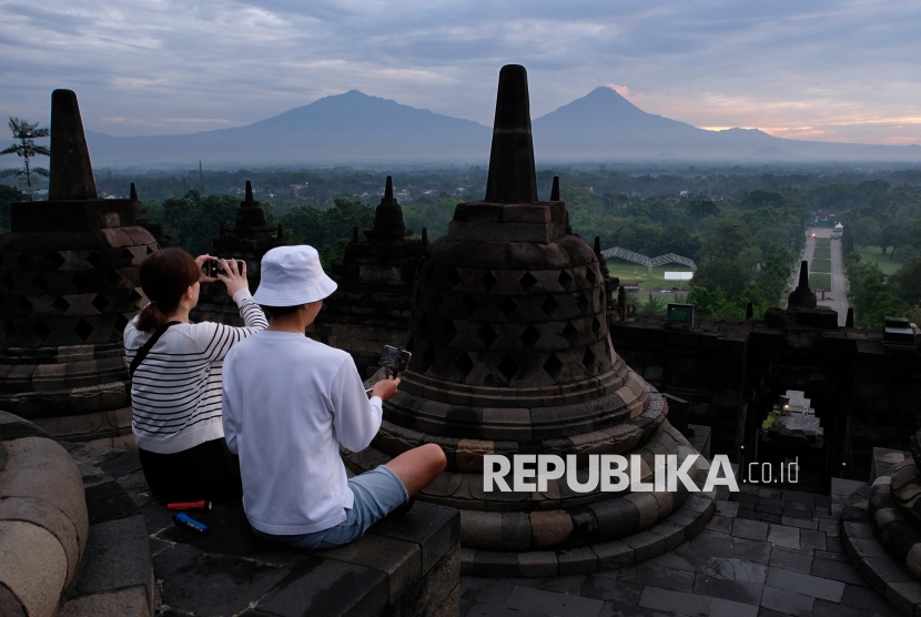 Menikmati Keindahan Matahari Terbit dari Candi Borobudur