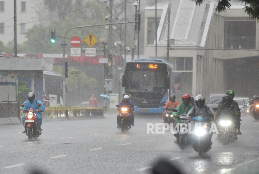 Pengendara menerobos hujan lebat yang mengguyur di Kawasan Jalan MH Thamrin, Jakarta, Sabtu (27/1/2024). 