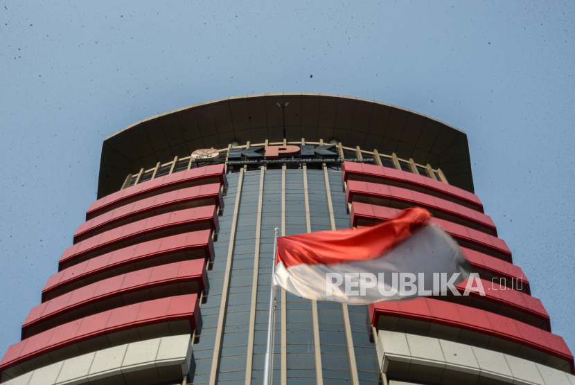 Gedung Merah Putih KPK di Jakarta, Senin (31/5). Sejumlah petugas kepolisiann melakukan penjagaan di sekitar area gedung KPK sebagai antisipasi gelombang aksi serta penjagaan objek vital atas polemik terkait keputusan pimpinan KPK menonaktifkan sejumlah pegawai KPK yang tak lulus Tes Wawasan Kebangsaan (TWK) dalam proses alih status menjadi Aparatur Sipil Negara (ASN). Republika/Thoudy Badai