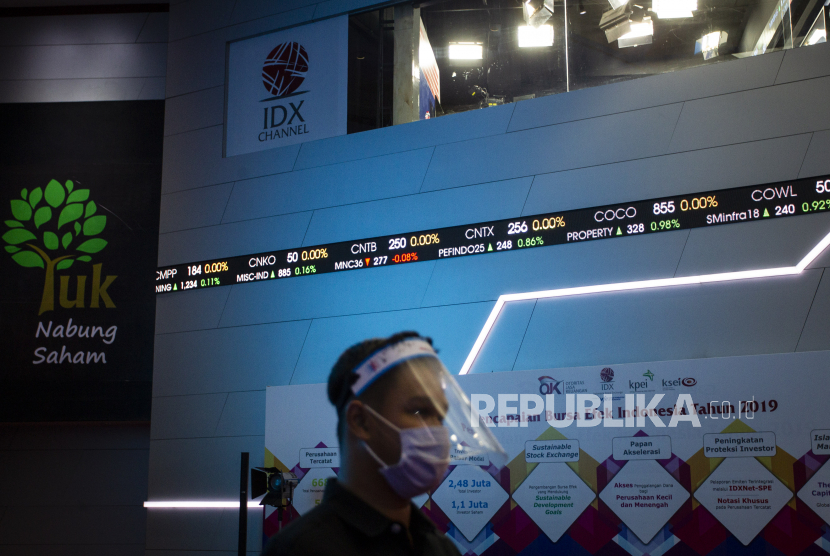 Karyawan mengamati layar yang menampilkan informasi pergerakan harga saham di gedung Bursa Efek Indonesia (BEI), Jakarta (ilustrasi).