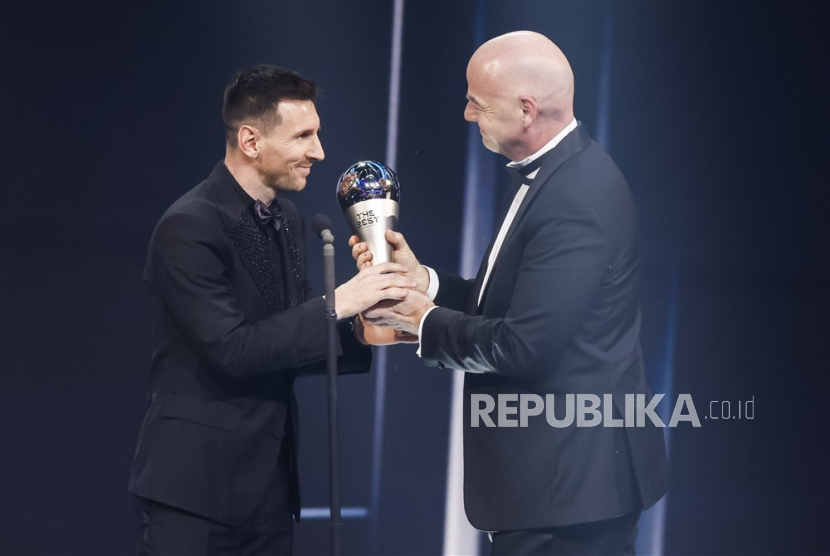 Argentinian soccer player Lionel Messi of Paris Saint-Germain FC receives his the Best FIFA Men