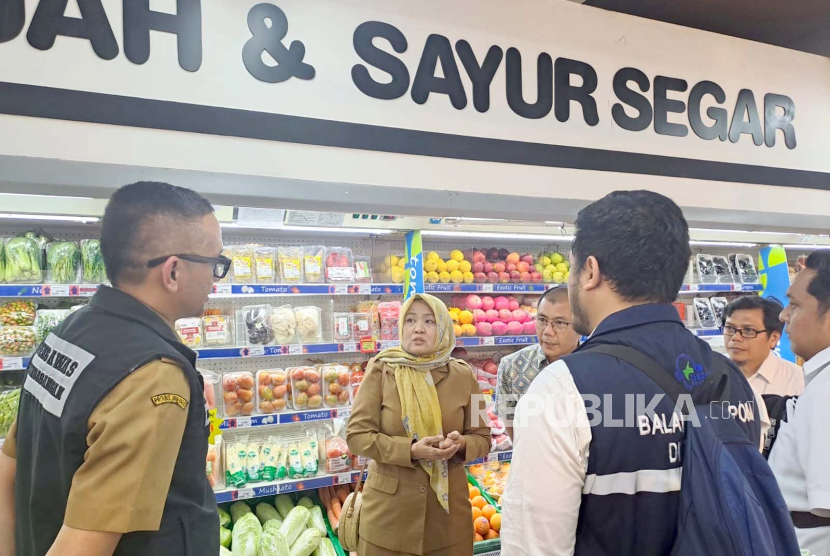 Kepala Disperindag Provinsi Jabar,  Noneng Komara Nengsih, melakukan inspeksi produk di salah satu Supermarket di Kota Bandung, Senin (18/12/2023). 