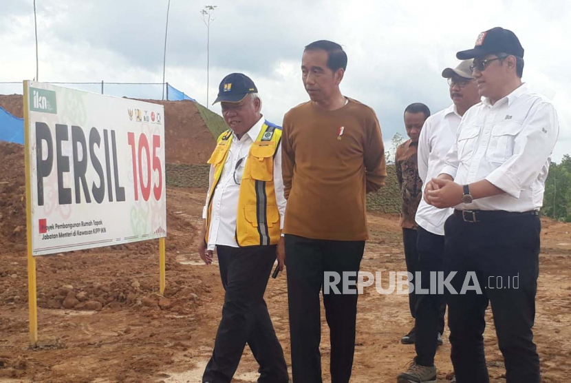 Presiden Jokowi bersama sejumlah menteri saat meninjau pembangunan di Ibu Kota Nusantara, Kalimantan Timur, Kamis (23/2). Presiden Jokowi menargetkan pembangunan pusat pelatihan sepakbola di IKN satu tahun.