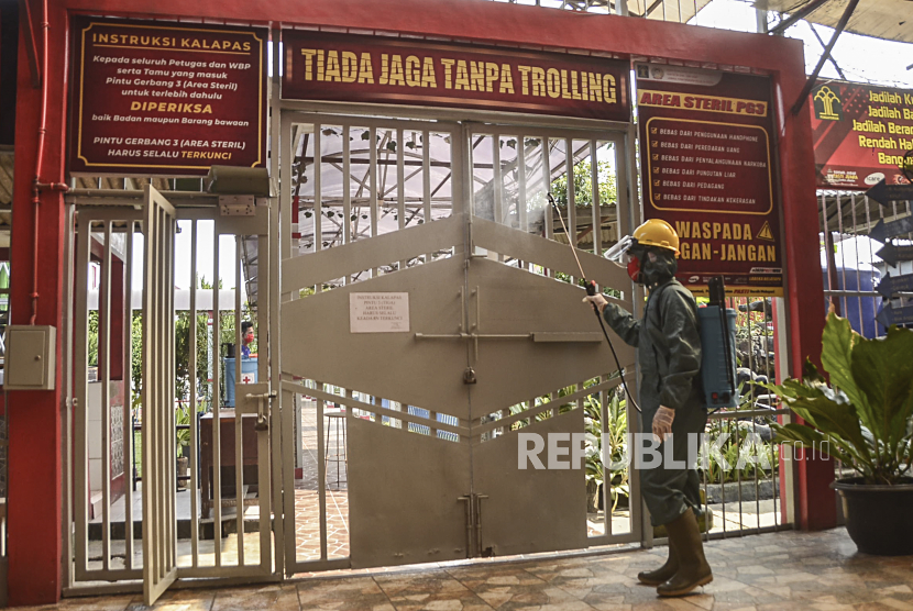 Petugas Palang Merah Indonesia menyemprotkan cairan disinfektan di bagian ruang tamu Lapas kelas II A, Bekasi, Jawa Barat (ilustrasi)
