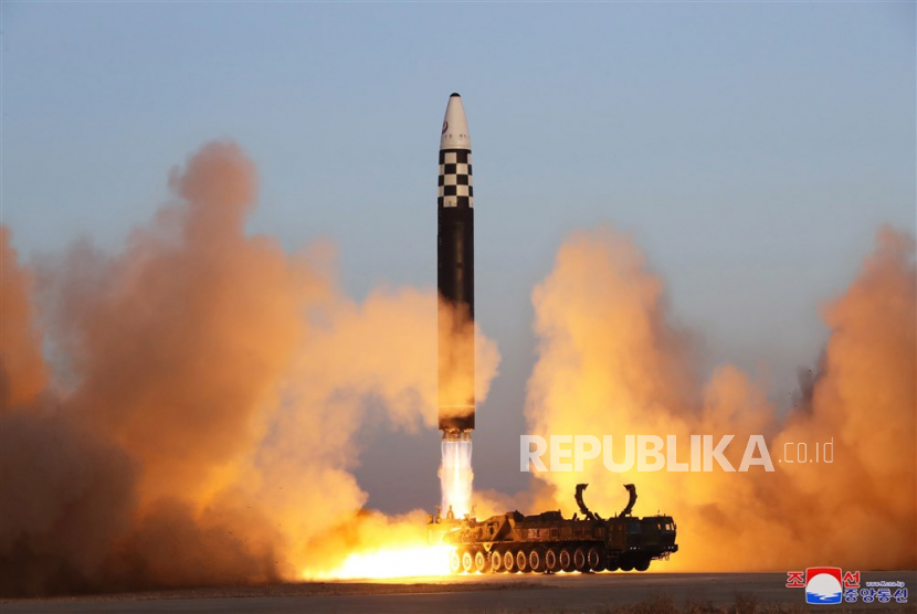 Korea Utara pada Jumat (14/4/2023) mengumumkan bahwa mereka telah menguji rudal balistik antarbenua (ICBM) berbahan bakar padat baru. 