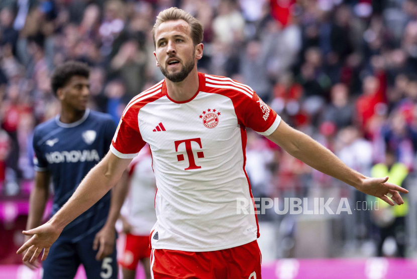 Harry Kane dari Bayern Munchen merayakan keberhasilannya mencetak gol.