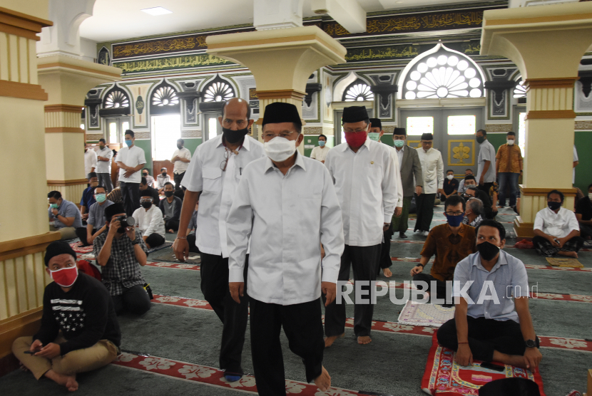 Ketua Dewan Masjid Indonesia (DMI) Jusuf Kalla (tengah) 