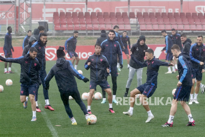 Pasukan Sevilla berlatih dalam sebuah momen musim ini. 