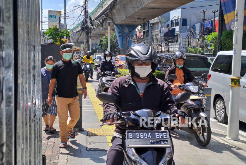 Sejumlah pengendara sepeda motor memakan badan trotoar di Tl. Santa (E.32) Jalan Wolter Monginsidi, Kecamatan Kebayoran Baru, Jalan Santa, Jakarta Selatan, Senin (17/4/2023) pagi. 