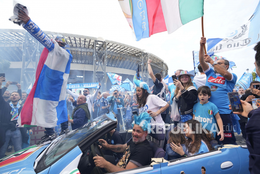 Fans Napoli berpesta menjelang pertandingan Serie A Liga Italia vs Salernitana di luar Stadion Diego Maradona di Naples, Italia. Butuh tambahan tiga poin demi bisa memastikan gelar scudetto, Napoli justru memetik satu poin usai hasil imbang 1-1 saat menjamu Salernitana pada giornata ke-32 Serie A Liga Italia, Ahad (30/4/2023) malam WIB.