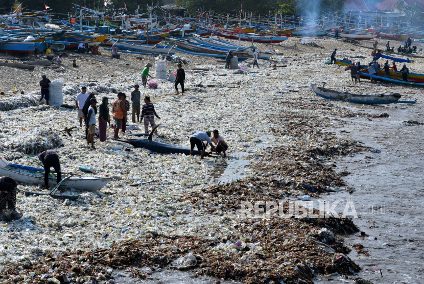 Sampah plastik menumpuk di kawasan Pantai Kedonganan, Badung, Bali, Rabu (20/3/2024). 