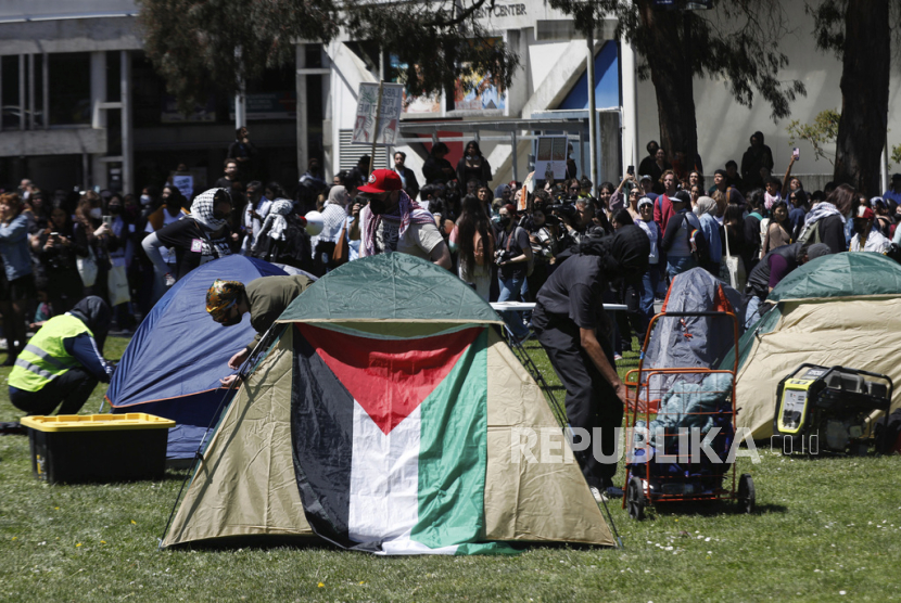 Bendera Palestina digantung di tenda selama unjuk rasa mahasiswa untuk Gaza di San Francisco State University pada Senin, 29 April 2024 di San Francisco, Kalifornia.