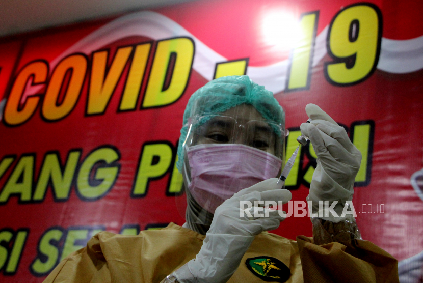 [Ilustrasi] Petugas kesehatan memperlihatkan cairan vaksin COVID-19 Sinovac saat pelaksanaan vaksinasi di Makassar.