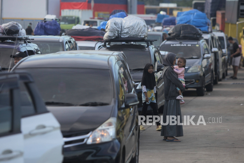 Antrean kendaraan yang akan memasuki kapal ferry di Pelabuhan Merak, Cilegon, Banten, Ahad (7/4/2024). 