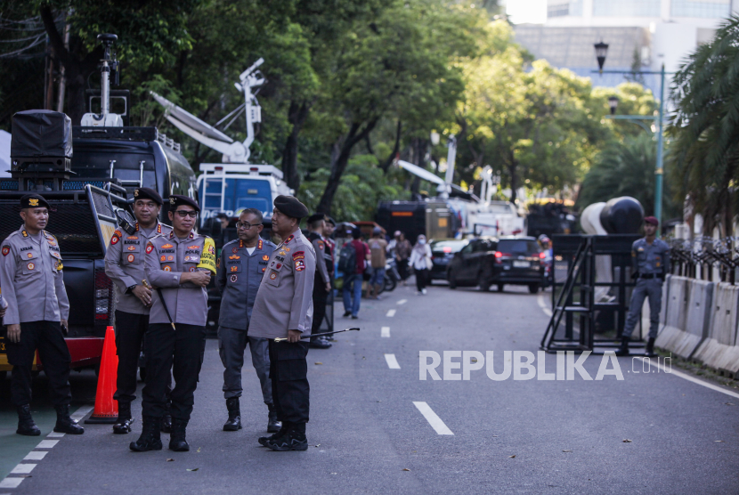Polisi bersiaga di depan Gedung KPU di Jalan Imam Bonjol, Jakarta, Selasa (19/3/2024). Jelang hasil akhir proses rekapitulasi nasional Pemilu 2024 akses menuju Gedung KPU ditutup untuk peningkatan keamanan.