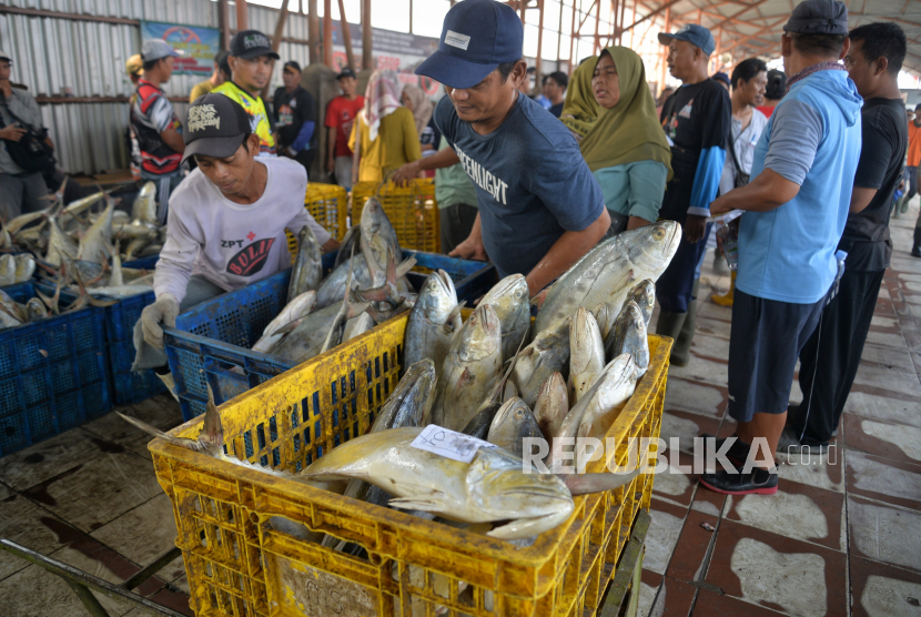 Para pekerja dan nelayan beraktivitas di Tempat Pelelangan Ikan (TPI) Karangsong, Indramayu, Jawa Barat