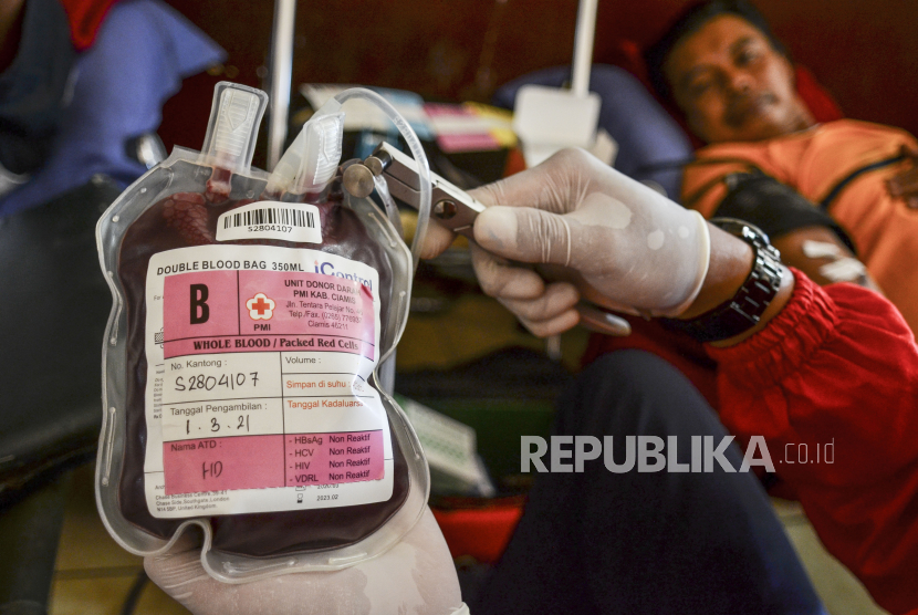 Petugas Palang Merah Indonesia (PMI) mengambil darah para pendonor di Terminal Transit Gapuraning Rahayu, Kabupaten Ciamis, Jawa Barat, Senin (1/3/2021). PMI setempat menggalakkan donor darah seperti di fasilitas publik guna memenuhi stok stok darah di Ciamis terutama  selama pandemi COVID-19. 